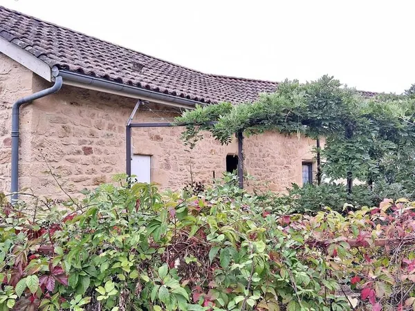Maison de caractère, dépendances et jardin de 621m² au total