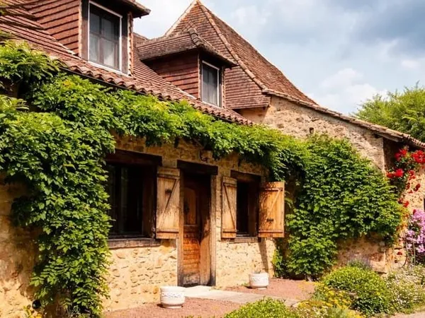 Immense maison de caractère en pierre avec piscine dans un endroit calme
