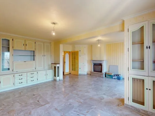 Maison mitoyenne d'un côté de 179 m² avec sous-sol total sur terrain de 365 m²
