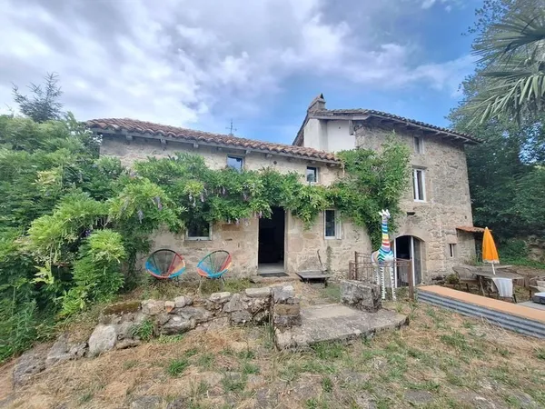 Maison de caractère rénovée type 4-5 avec terrain