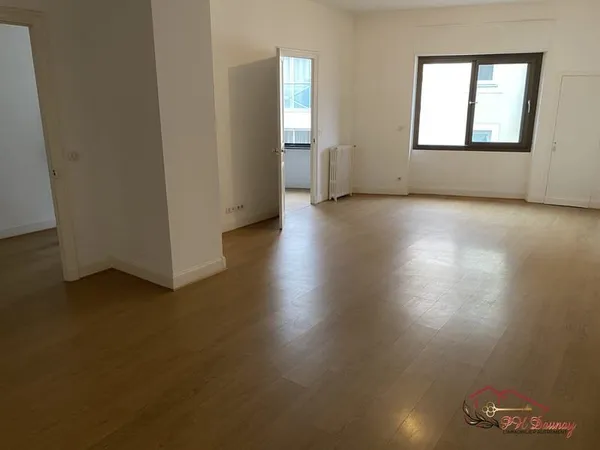 Bel appartement dans immeuble bourgeois proche des halles. Grand