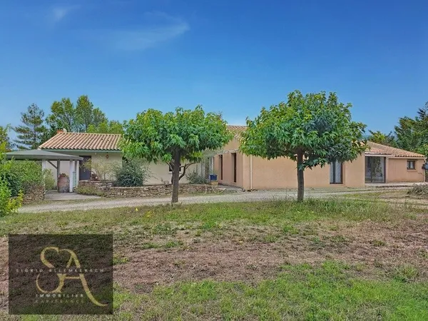 Découvrez cette belle propriété d'environ 250m², nichée dans un cadre naturel paisible, au coeur des