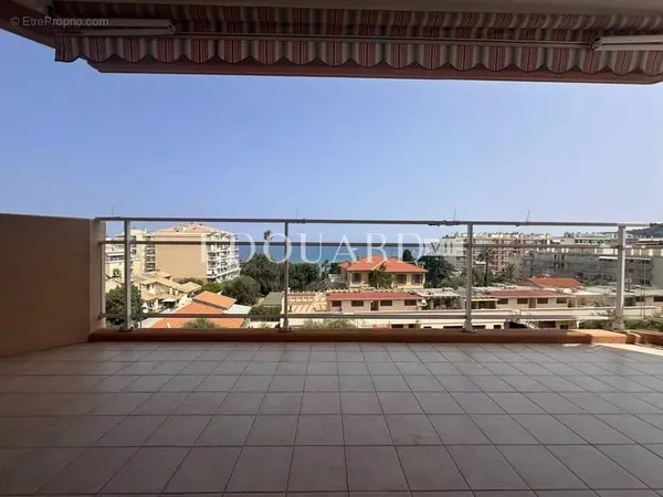 En exclusivité trois pièces avec vaste terrasse, splendide vue mer et double garage, dans immeuble d