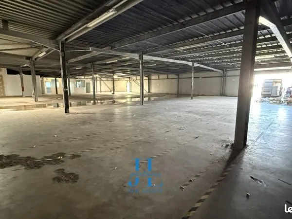 Local bureaux 1 200 m²