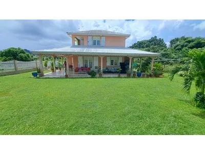 Magnifique villa T5 avec Piscine et double garage au Lamentin