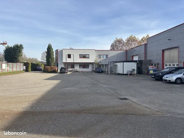 Local 1230 m² Domène
