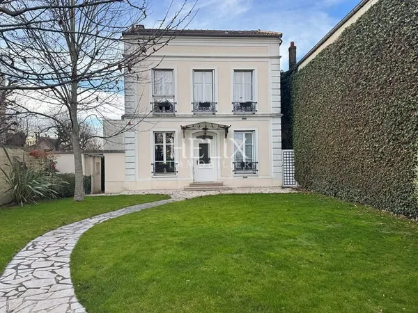 Ravissante maison de caractère de1890 à Saint-Germain-en-Laye.