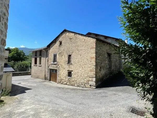Grange de village à rénover