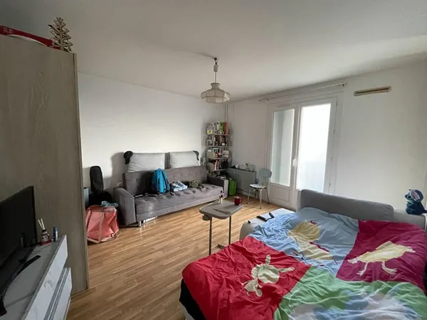 À louer - Studio avec balcon, cave et stationnement