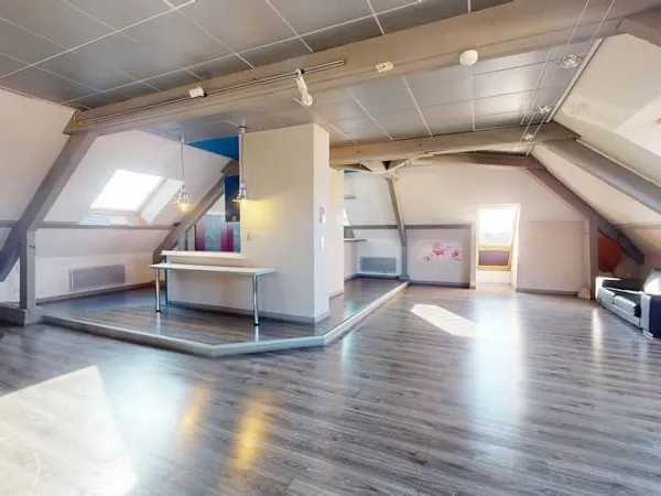 Appartement en dernier étage avec stationnements