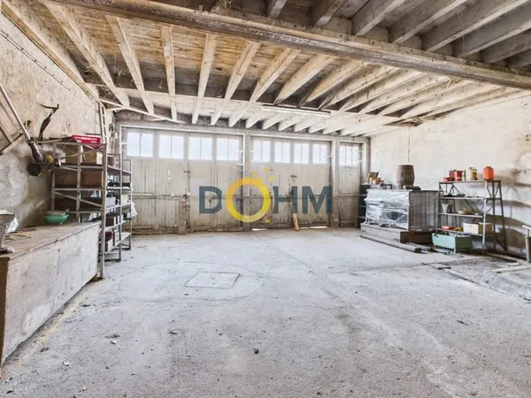 A VENDRE AMBERT MAISON DE VILLE AVEC GRAND GARAGE ET JARDINE