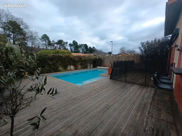 Chambre dans maison avec piscine
