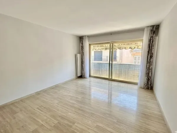 CANNES CARRÉ D'OR - GRAND T1 AVEC BALCON