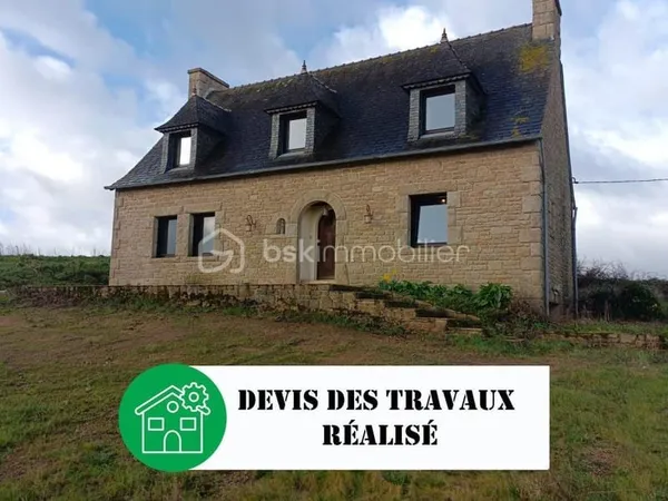 Maison individuelle située à Saint-Pol-de-Léon. Construite en 1985, cette maison de 6 pièces de 137 