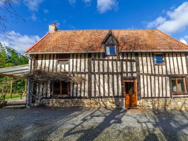 MANCHE: Maison de caractère et gîte dans une campagne paisible a Isigny Le Buat.