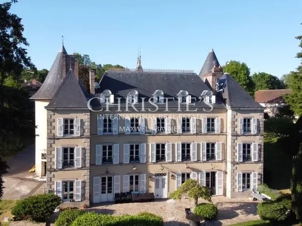 Magnifique château de campagne datant de 1740, situé à quinze minutes de Limoges, offert par Napoléo