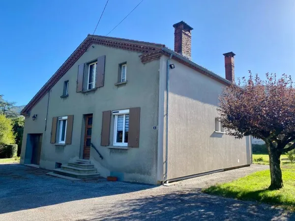 maison familiale avec garage et jardin attenant