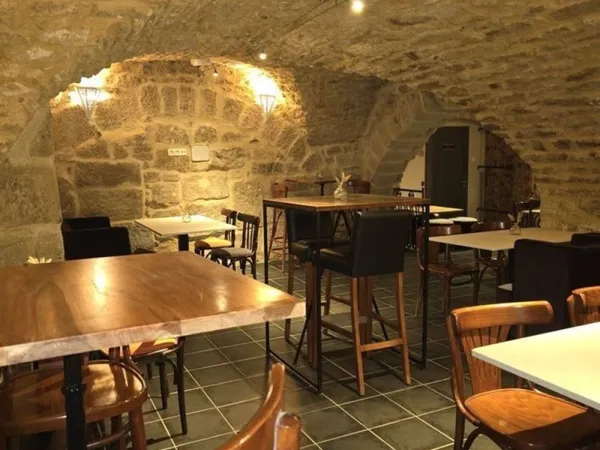 Bar Restaurant €" Pas de porte à vendre €" Centre historique de Sommières €" 80 000 €