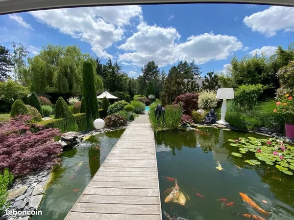 Propriété nichée sur un parc, 14 200 m², 6 ch, piscine, bassin, dépendances + 1 appartement en rez-d