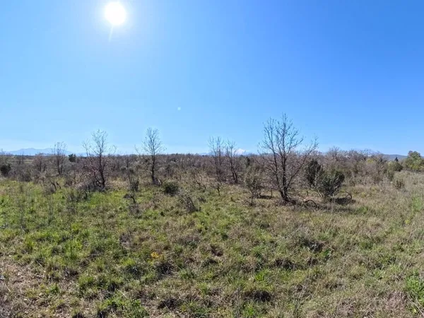 Terrain proche des habitations
