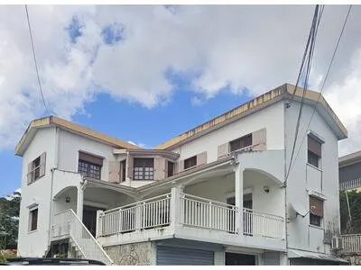 Maison T11 répartie en 3 appartements 1 T3 et 2 T4