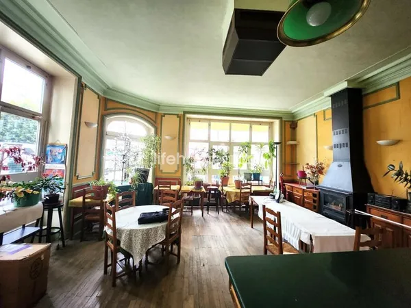 Immeuble hotel-restaurant-bar