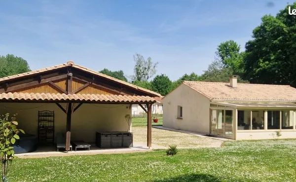 Maison contemporaine de 2005 et terrain arboré de 6 500 m² proche des commodités