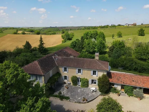 A vendre secteur d'Auch: Sur une crête, maison gasconne avec environ 1ha de jardin bien entretenu, y