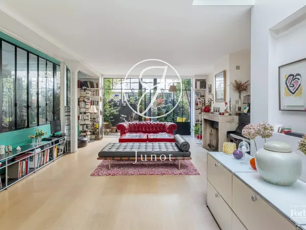 Paris 18e - CIMETIÈRE DE MONTMARTRE - Maison à vendre - 6 pièces - 166.40 m² Loi Carrez - 4/5 chambr