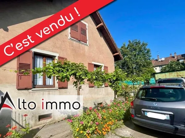 Maison de ville type F5 avec cour, jardin, stationnement, ga