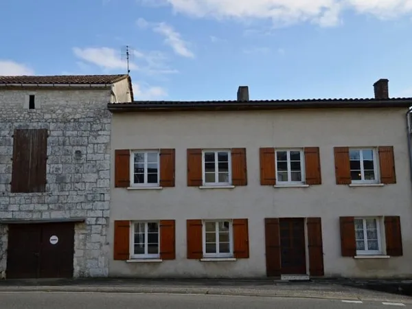 Grande maison de village en pierre