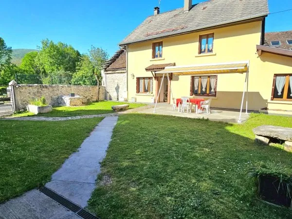 Maison en pierre rénovée de 110 m² avec dépendance et terrain constructible