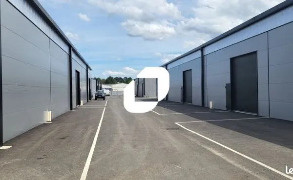 Local d'activité 904 m²