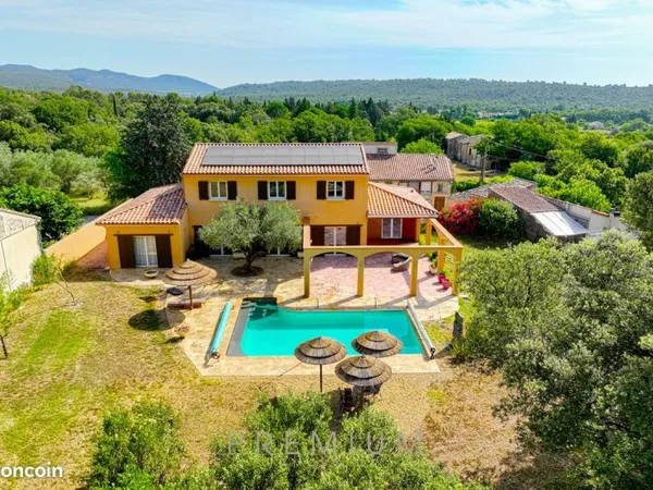 Maison de type 6 de 217 m2 avec grand terrain de 1515 m2 et piscine