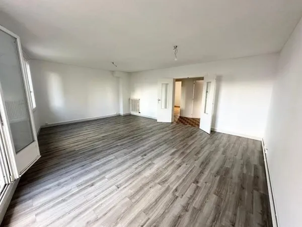 T3 ancien, traversant, beaux volumes, dernier étage