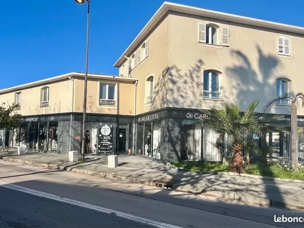 Bail à céder belle boutique de 145 m2 située au centre du pôle économique de Cogolin face au Leclerc