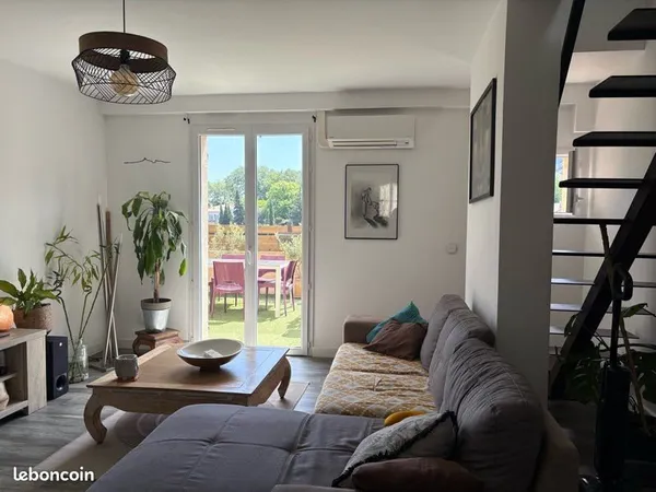 Superbe appartement haut de villa rénové de 91 m² avec terrasses, vue dégagée et stationnements