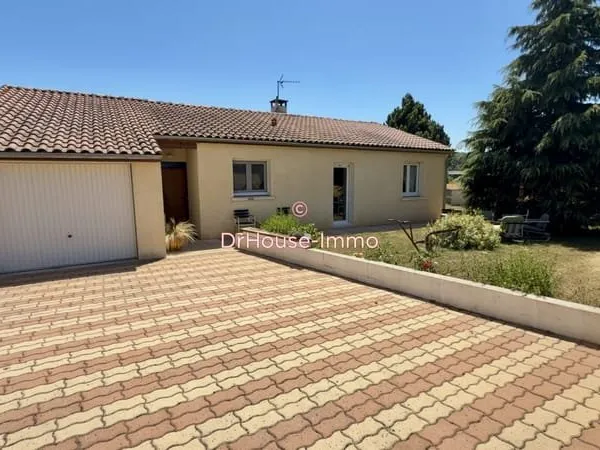 Maison 4 pièces 97 m² avec garage sur un terrain de 746 m2 clôturé.