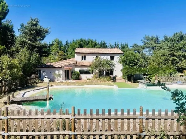 Maison 6 pièce(s) 220 m2 piscine, terrain 5745 - ST MAXIMIN- 83470