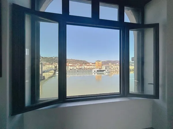 Appartement de caractère avec ascenseur et possibilité d'acquérir un stationnement
