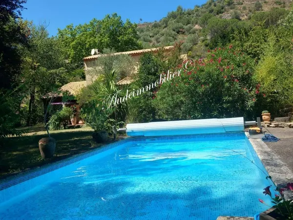 Maison avec piscine et jardin