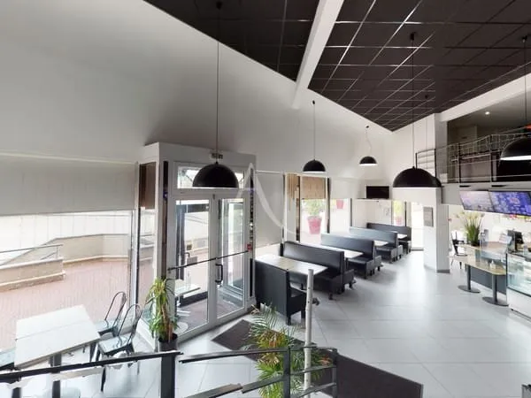Local commercial 300 m²