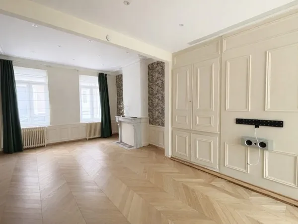 MAISON ENTIÉREMENT RENOVÉE AVEC JARDINET AU COEUR D'HENRIVILLE