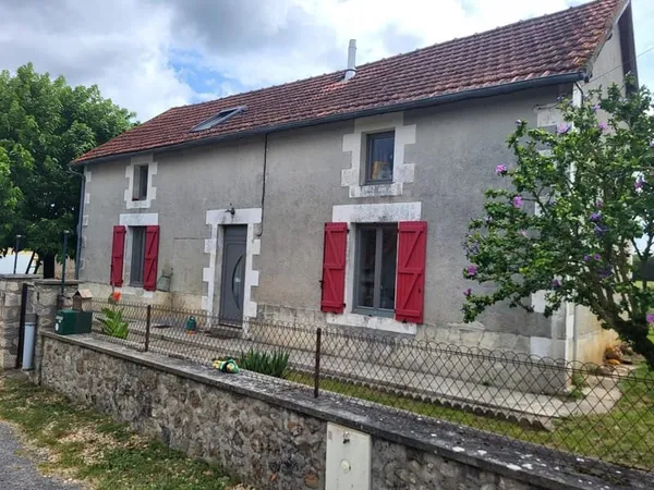 Maison, dépendances et terrain: idéal pour chevaux ou petit élevage