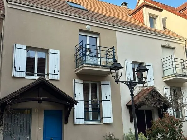 Rare centre du village, maison familiale avec terrasse et jardin-allée piétonne très calme