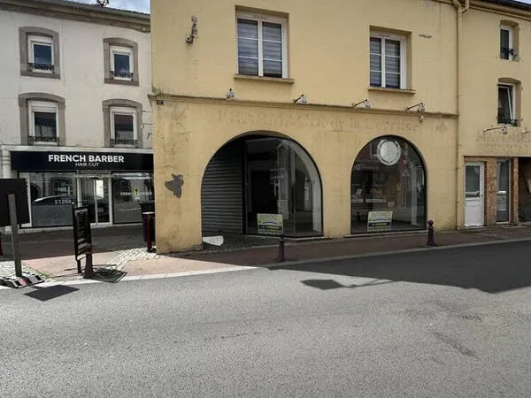 Exclu REMIREMONT Centre ville Murs commerciaux de plain-pied d'une surface de 147 m² carrez.