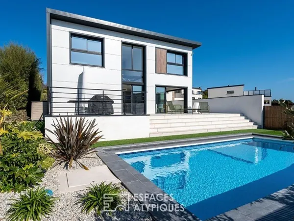 Architecture contemporaine avec piscine, à deux pas des plages