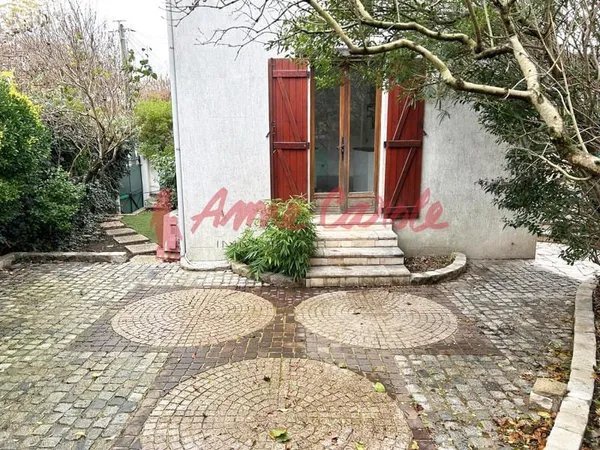 Maison d'environ 100 m2 édifiée sur terrain de 137 m2