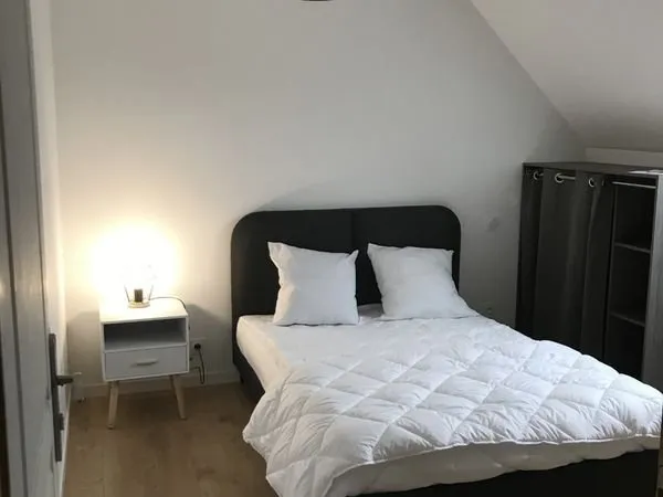 Chambre meublée avec salle de bain privative — 390 /mois CC