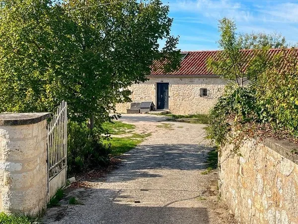 Maison de campagne rénovée pour partie offre plus de 170 m² habitable dont 89 de plain pied avec ter